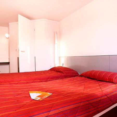 프리미어 클래스 에브루 호텔 에브뢰 객실 사진 A typical room at a Campanile hotel