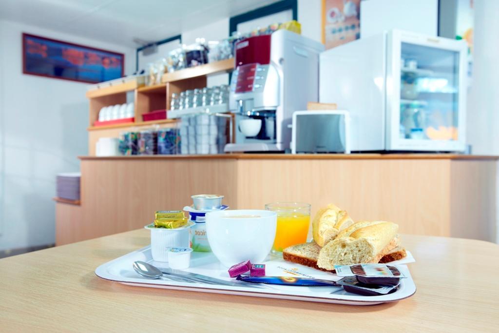 프리미어 클래스 에브루 호텔 에브뢰 외부 사진 A typical breakfast
