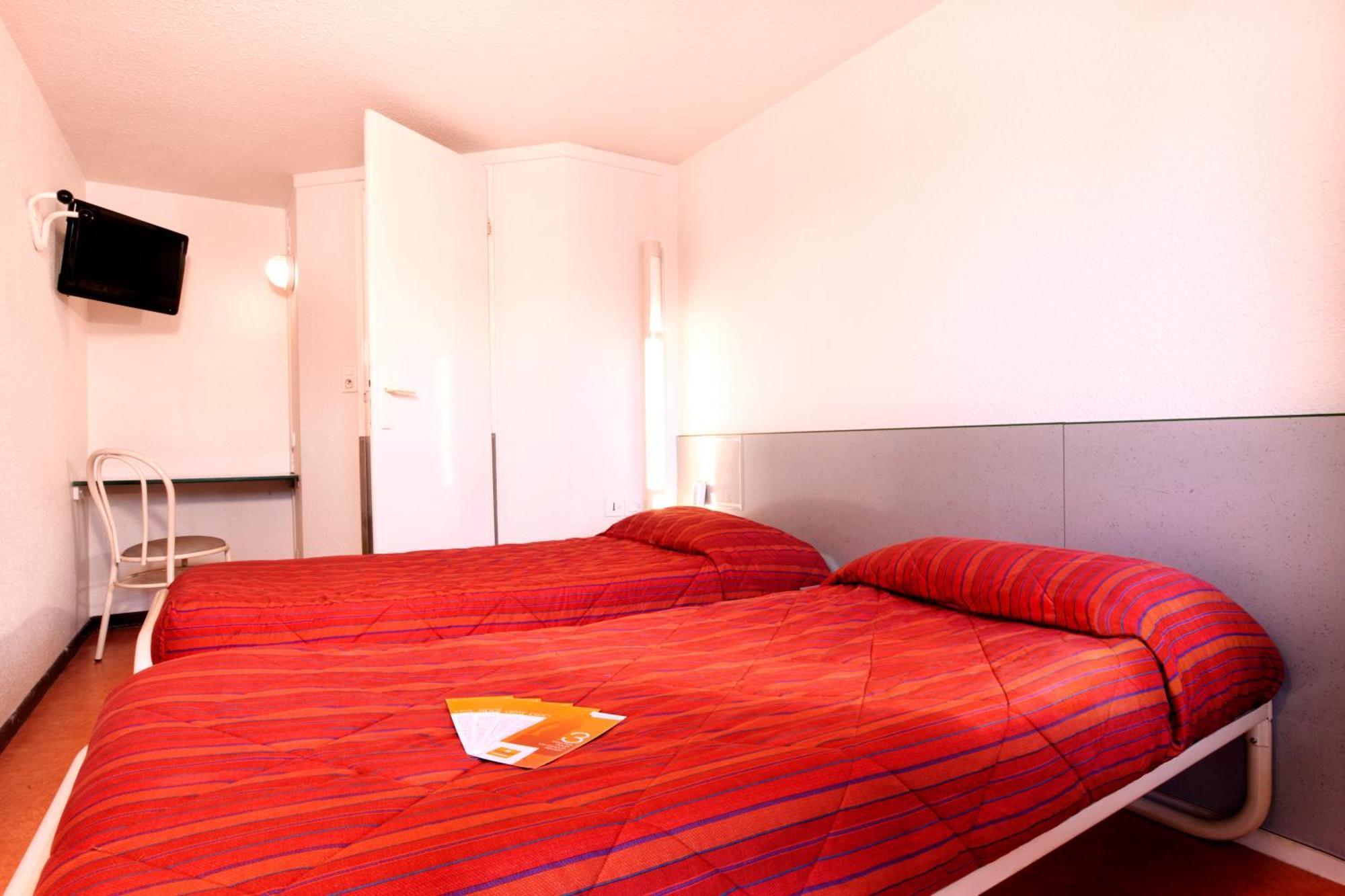 프리미어 클래스 에브루 호텔 에브뢰 객실 사진 A typical room at a Campanile hotel