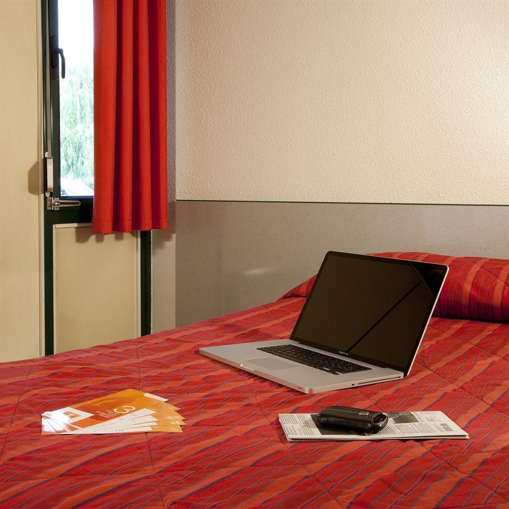 프리미어 클래스 에브루 호텔 에브뢰 외부 사진 A typical room at a Campanile hotel