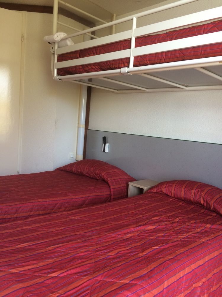 프리미어 클래스 에브루 호텔 에브뢰 외부 사진 Bunk beds in a hotel room