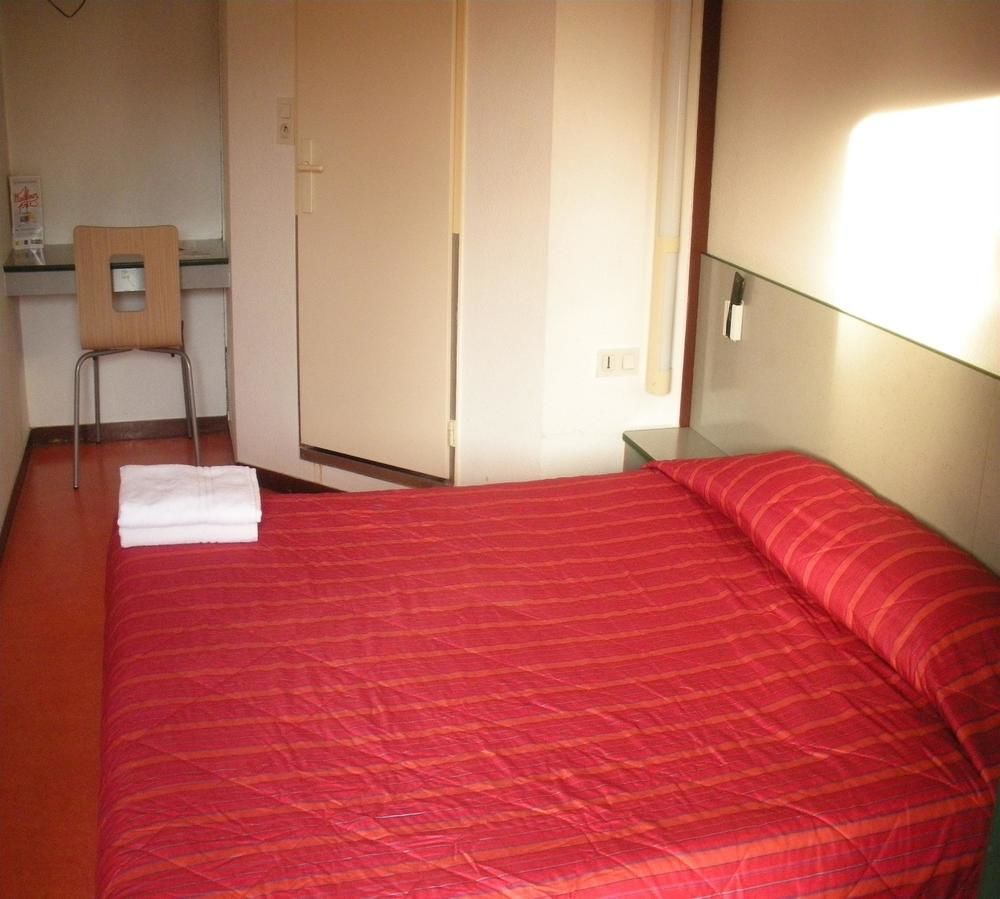 프리미어 클래스 에브루 호텔 에브뢰 외부 사진 A typical room at a youth hostel