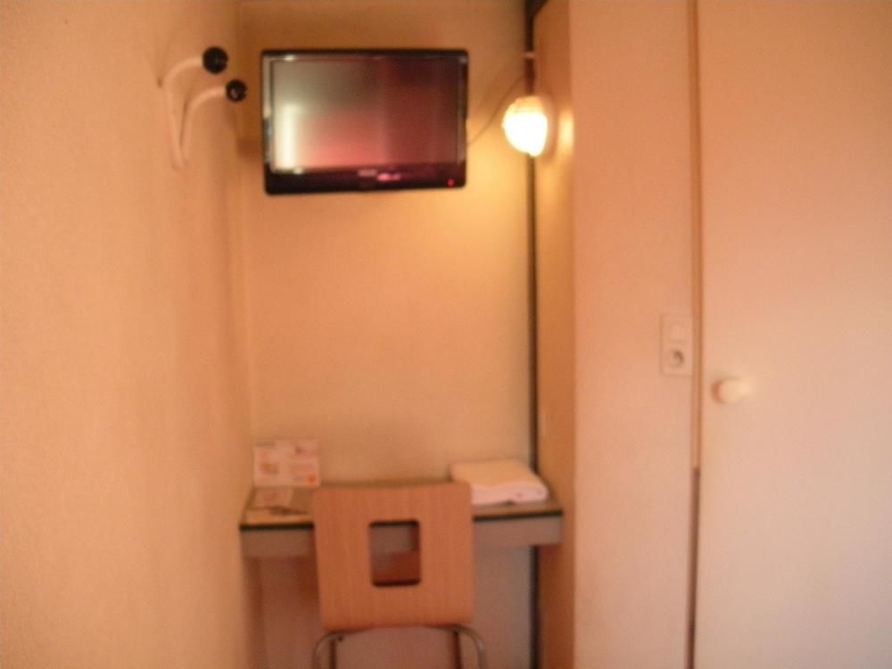 프리미어 클래스 에브루 호텔 에브뢰 외부 사진 A room at a typical Japanese love hotel