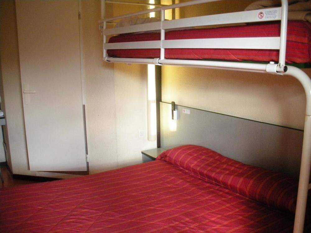프리미어 클래스 에브루 호텔 에브뢰 외부 사진 A typical room at a youth hostel