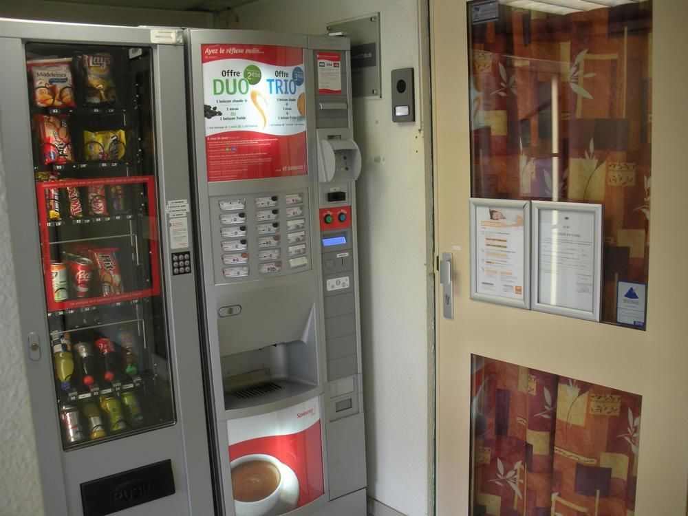 프리미어 클래스 에브루 호텔 에브뢰 외부 사진 A vending machine