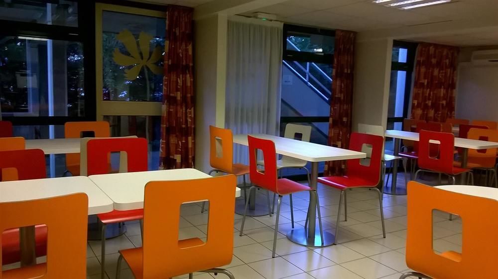 프리미어 클래스 에브루 호텔 에브뢰 외부 사진 The interior of a typical McDonald's restaurant