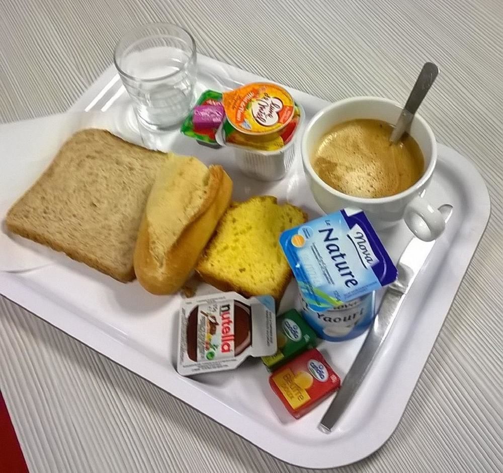 프리미어 클래스 에브루 호텔 에브뢰 외부 사진 A typical breakfast in France
