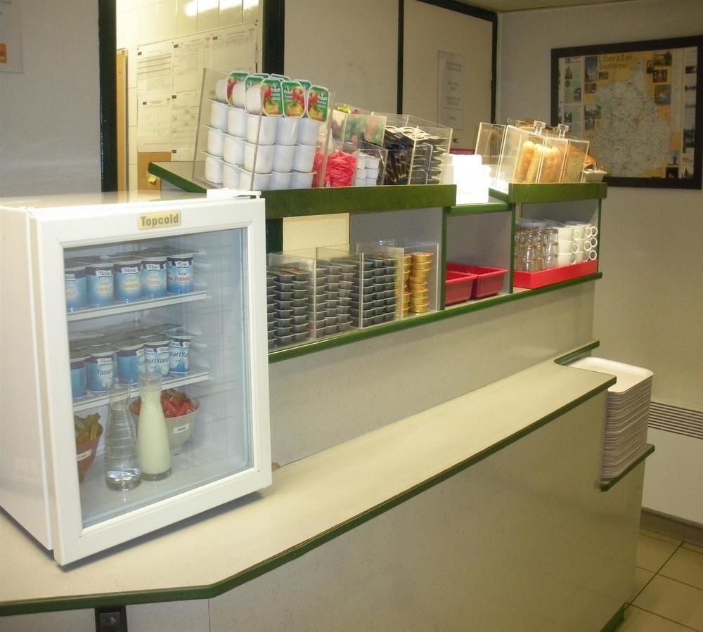 프리미어 클래스 에브루 호텔 에브뢰 외부 사진 A counter refrigerator