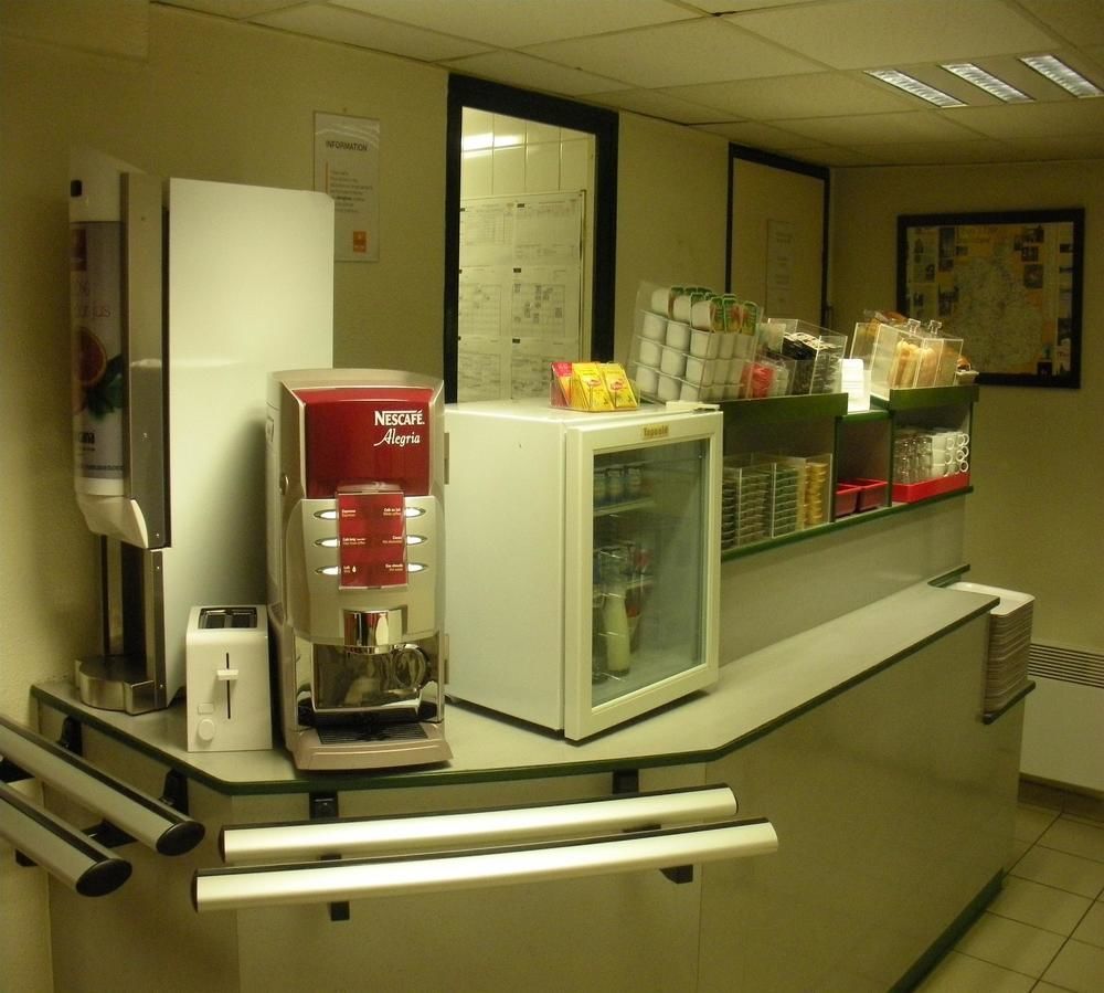 프리미어 클래스 에브루 호텔 에브뢰 외부 사진 A coffee machine in a hospital