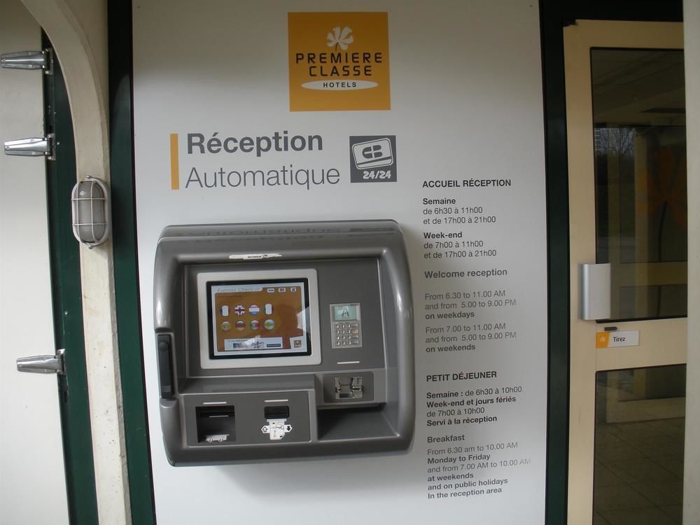 프리미어 클래스 에브루 호텔 에브뢰 외부 사진 An automated hotel check-in machine