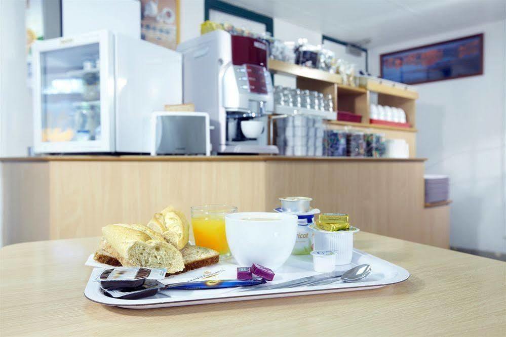 프리미어 클래스 에브루 호텔 에브뢰 외부 사진 A typical breakfast at a German hotel