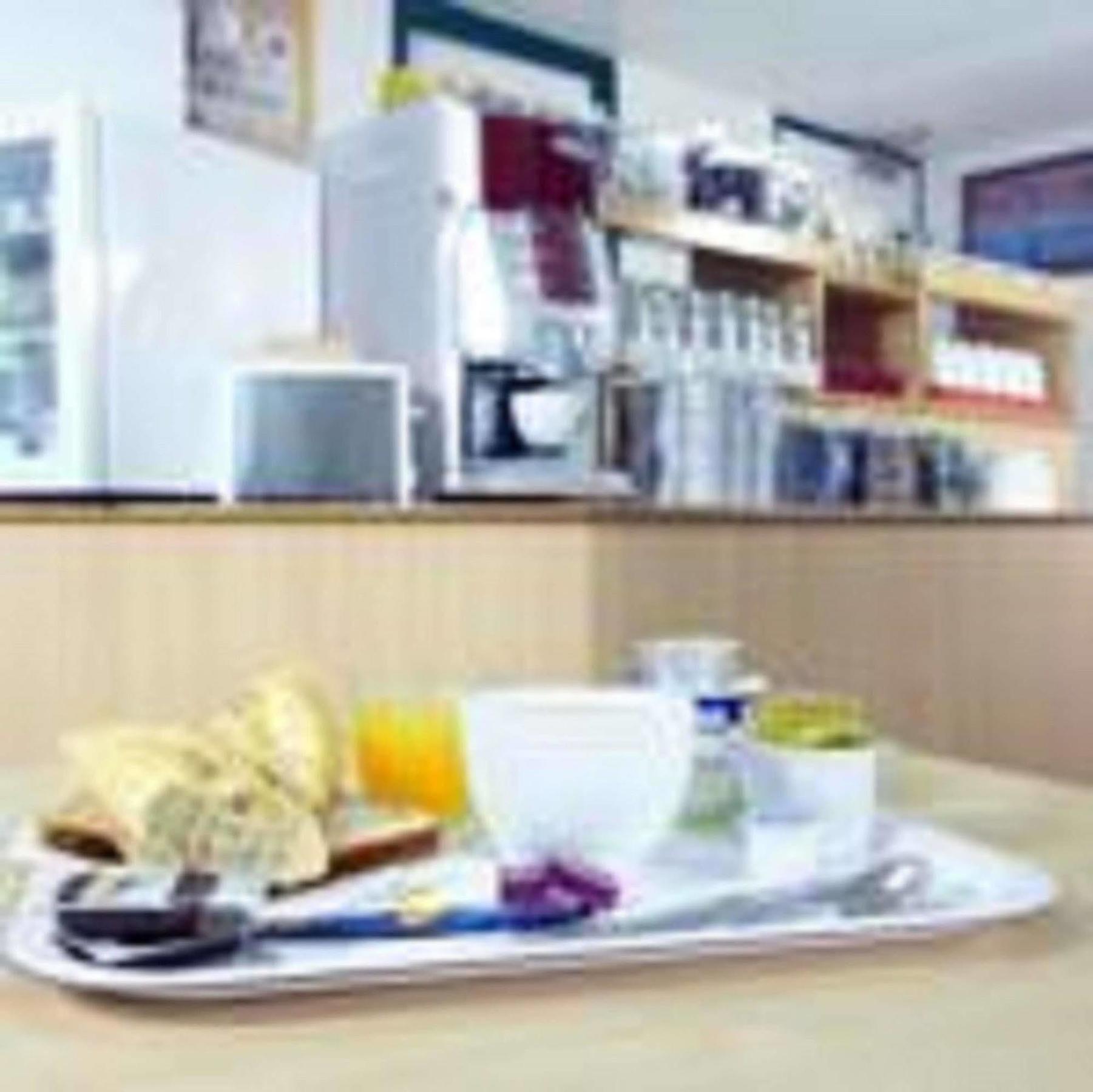 프리미어 클래스 에브루 호텔 에브뢰 외부 사진 A typical meal at a hospital