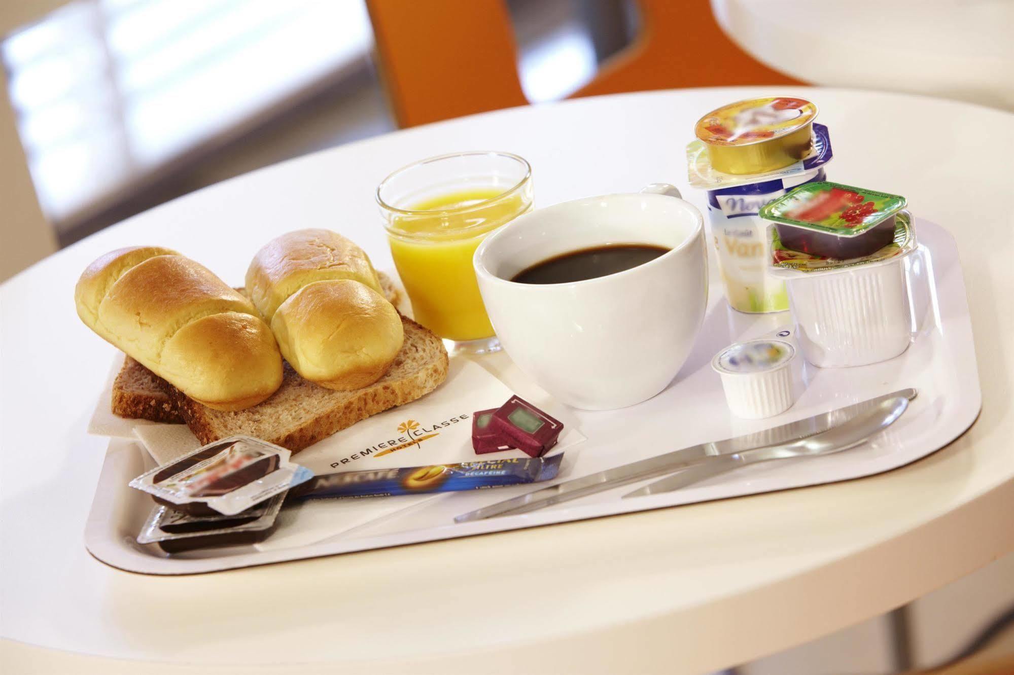 프리미어 클래스 에브루 호텔 에브뢰 외부 사진 A typical breakfast