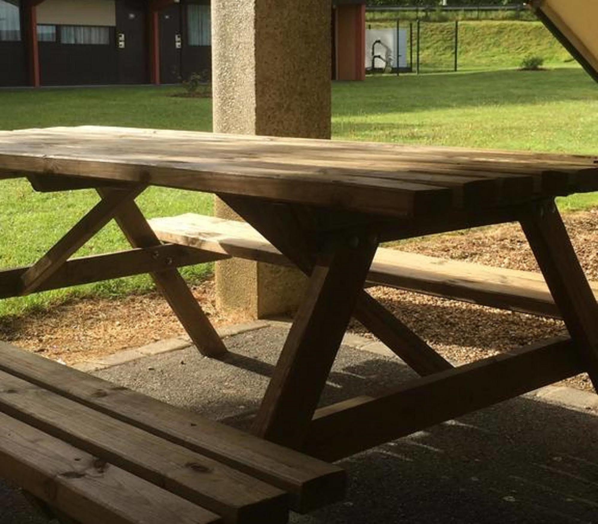프리미어 클래스 에브루 호텔 에브뢰 외부 사진 A picnic table