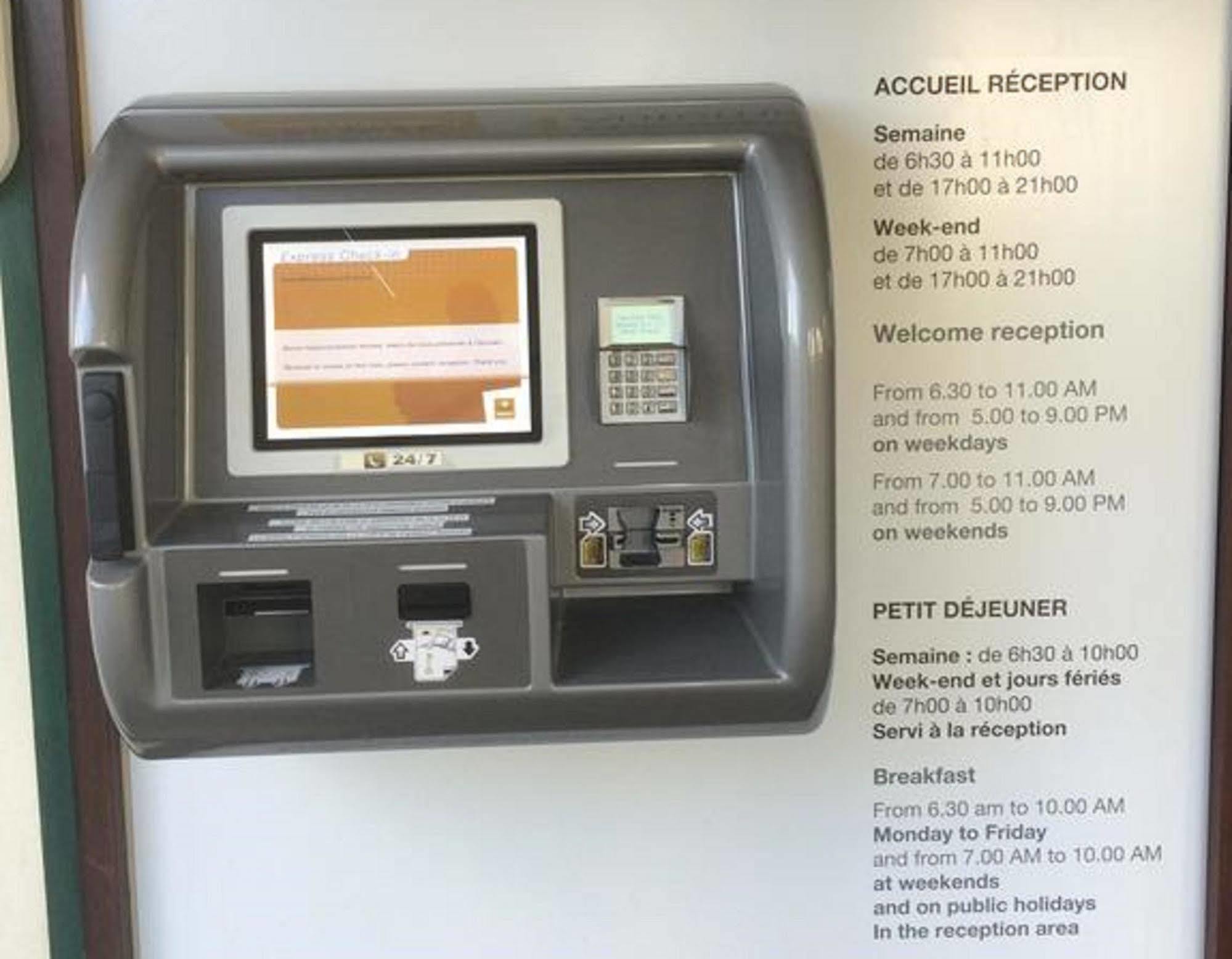 프리미어 클래스 에브루 호텔 에브뢰 외부 사진 A self-service kiosk at the reception area of a hotel