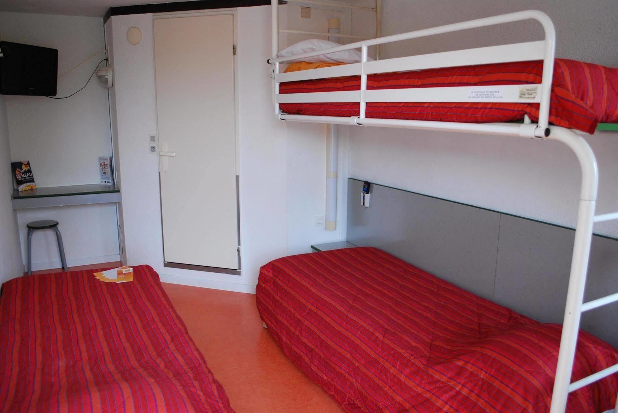 프리미어 클래스 에브루 호텔 에브뢰 외부 사진 A typical room at a youth hostel