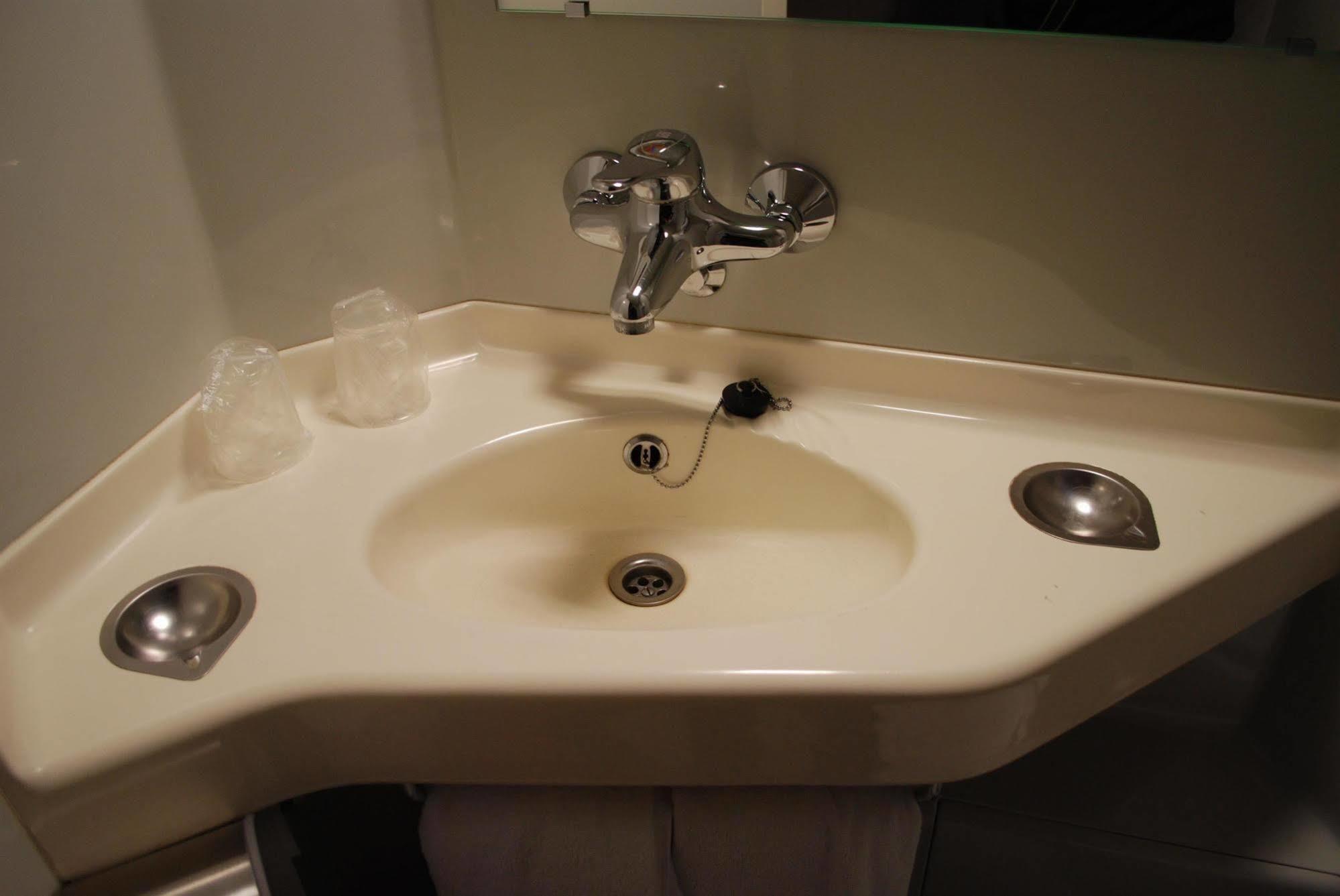 프리미어 클래스 에브루 호텔 에브뢰 외부 사진 A typical lavatory
