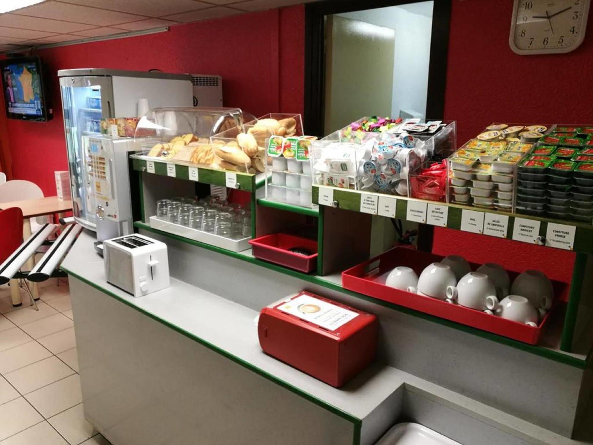 프리미어 클래스 에브루 호텔 에브뢰 외부 사진 The interior of a typical sandwich shop
