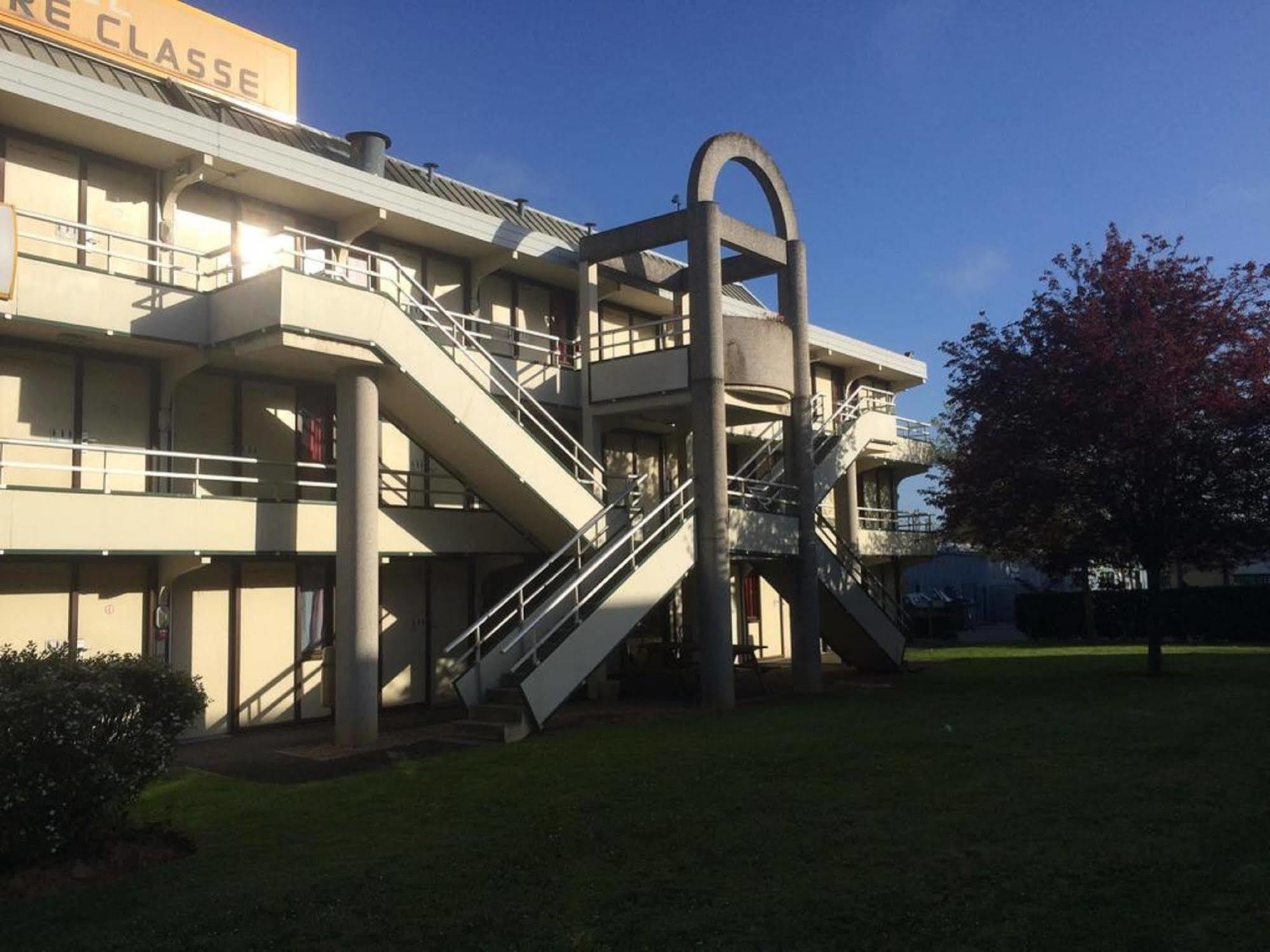 프리미어 클래스 에브루 호텔 에브뢰 외부 사진 The main building of the school